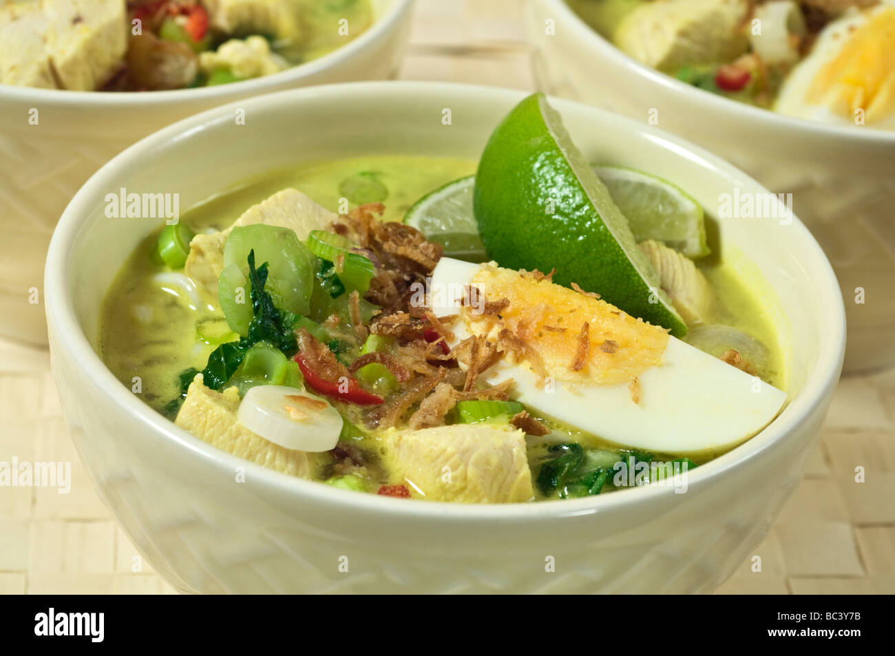 Soto ayam zuppa di pollo Malaysia Indonesia Singapore cibo Foto Stock