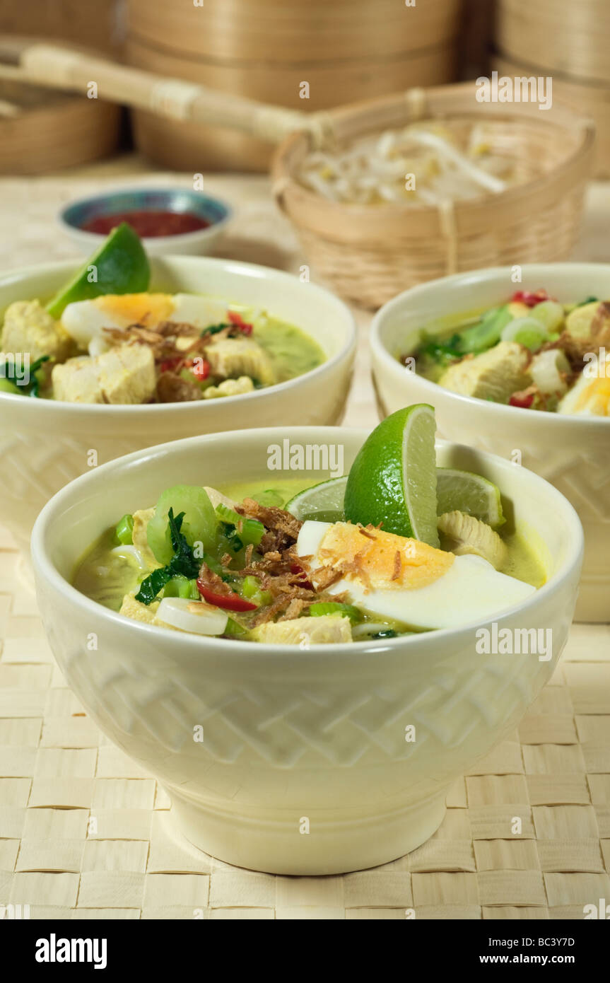 Soto ayam zuppa di pollo Malaysia Indonesia Singapore cibo Foto Stock