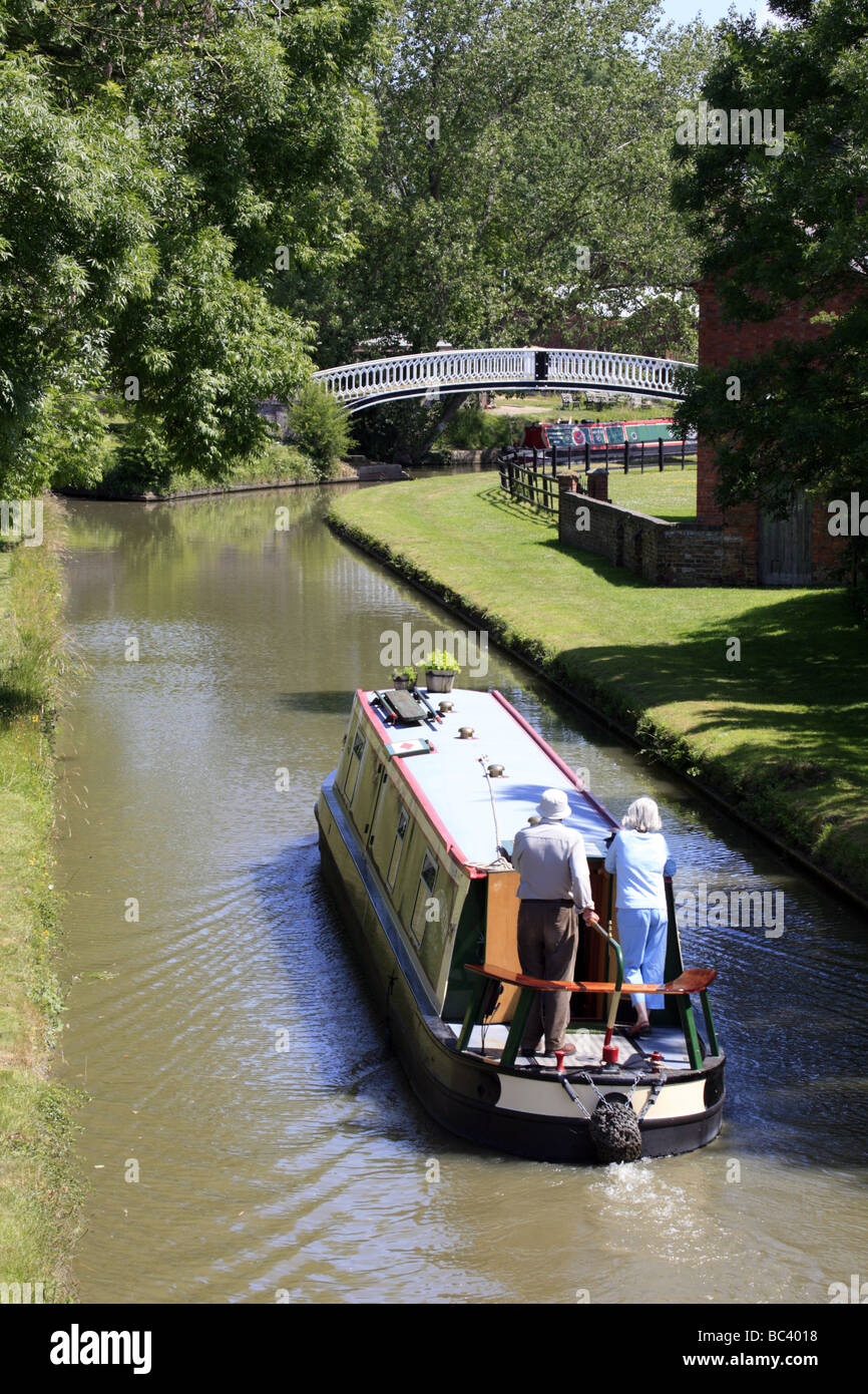 Narrowboat avvicinando la giunzione del Grand Union e Sud Oxford canali Foto Stock