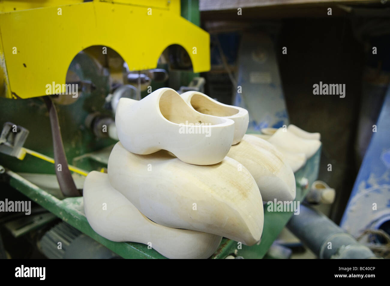 Zoccoli di legno nella fabbrica di intasamento Foto Stock