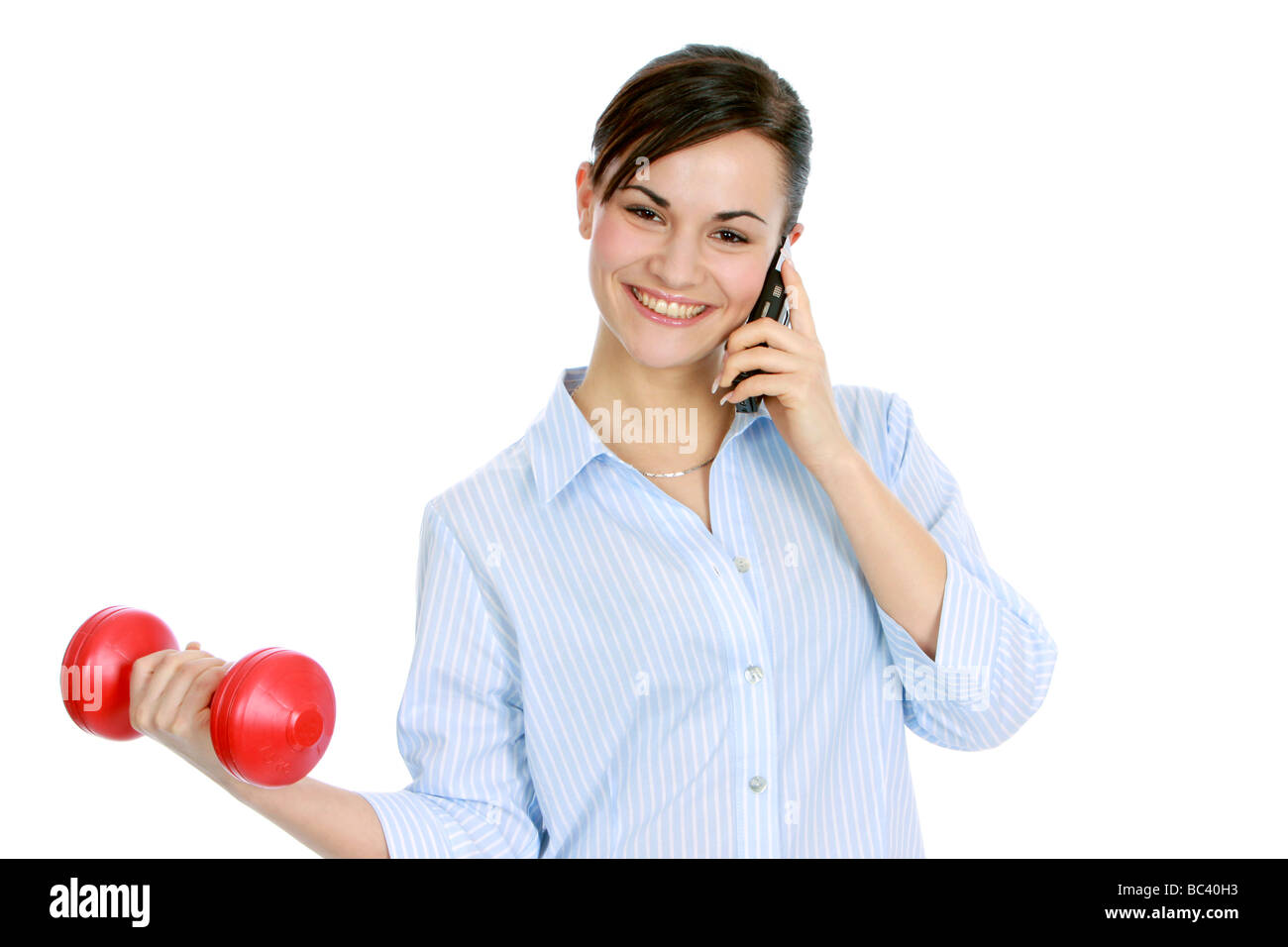 Frau telefoniert und trainiert mit einer Hantel donna telefoni e treni con un manubrio Foto Stock
