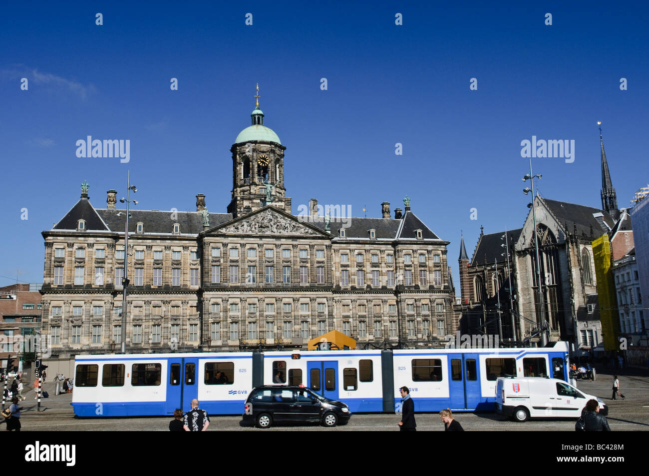 Il tram di fronte il Palazzo Reale, il Paleis op de Dam Foto Stock