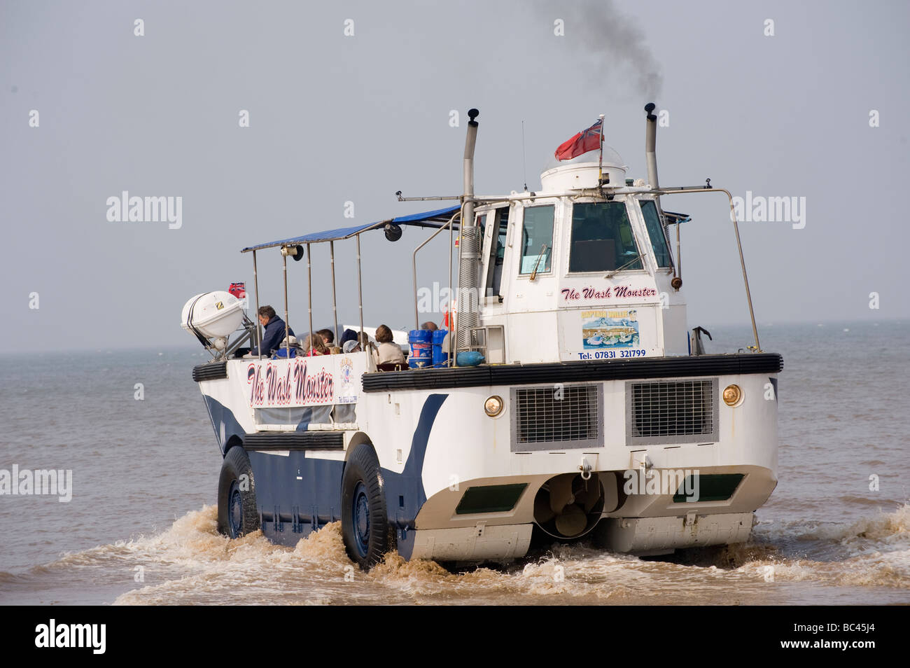 Wiley il mostro di lavaggio un mestiere anfibio che entra in mare a Hunstanton in Norfolk Inghilterra Foto Stock