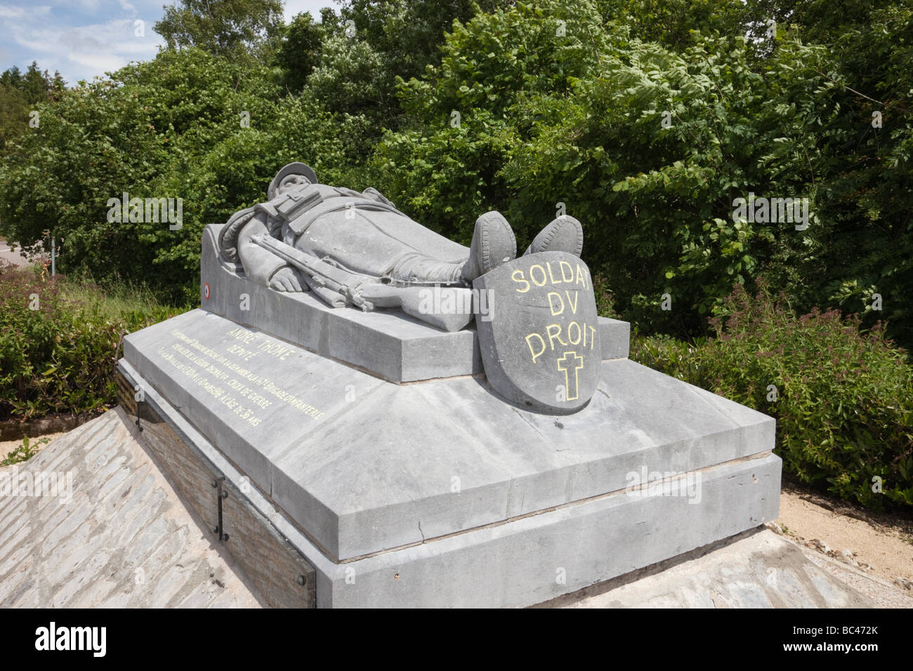 Douaumont Verdun Lorraine Francia Soldat du droit memorial a Andre Thome alla Nazionale Francese cimitero di guerra Foto Stock