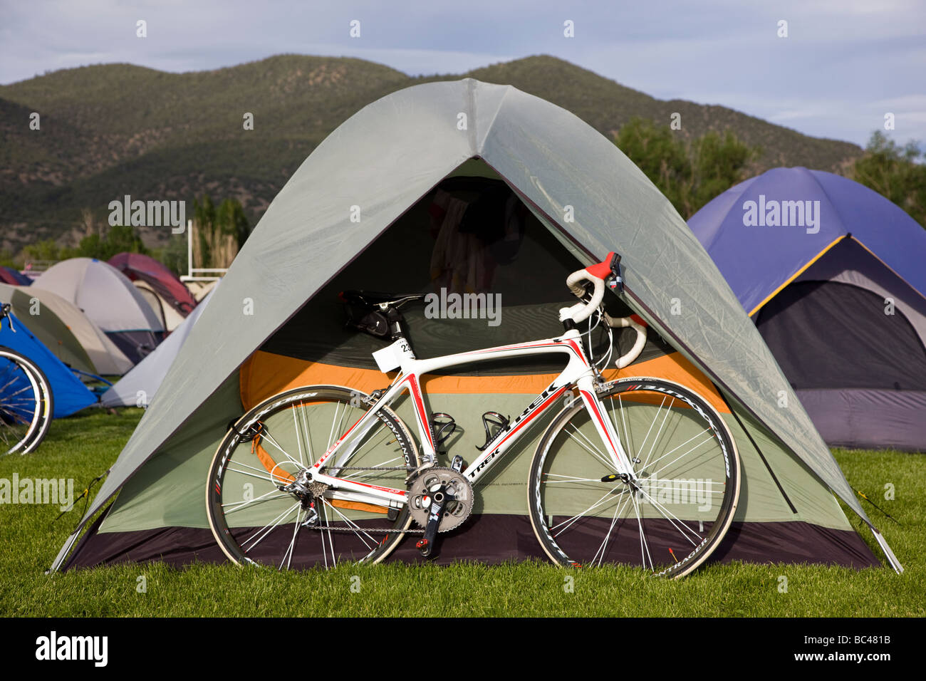 I ciclisti campeggio al Salida High School in Colorado durante la corsa annuale Rockies tour in bicicletta Foto Stock