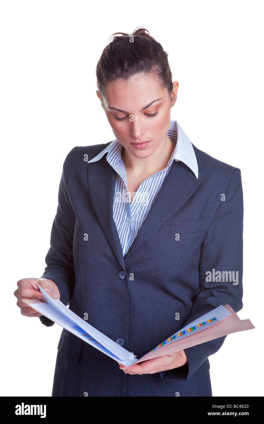 Imprenditrice la lettura di alcuni documenti in un file isolato su uno sfondo bianco Foto Stock