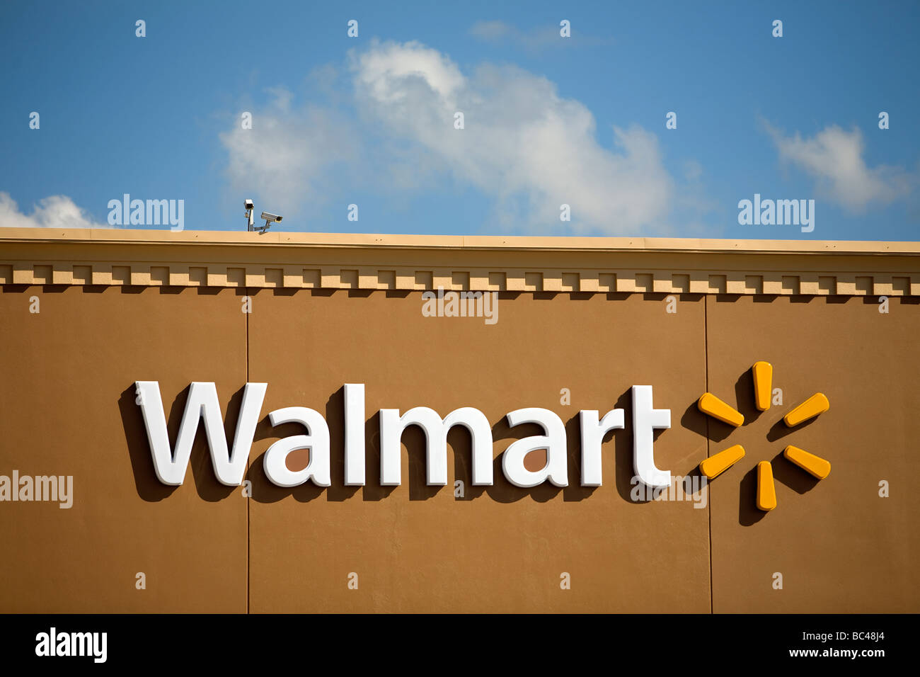 La parte anteriore di un Walmart Supercenter in Rogers Arca visualizzazione Wal Mart Stores Inc nuovo logo. Foto Stock