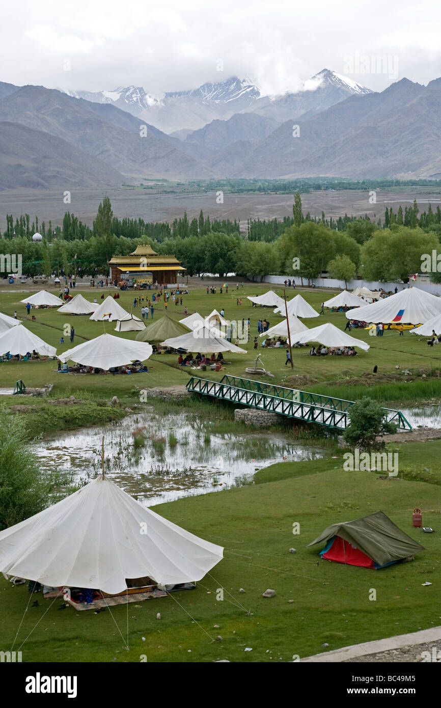 Tibetani celebra il Dalai Lama il compleanno. Tibetano Jivatsal fiera. Choglamsar. Vicino a Leh. Ladakh. India Foto Stock