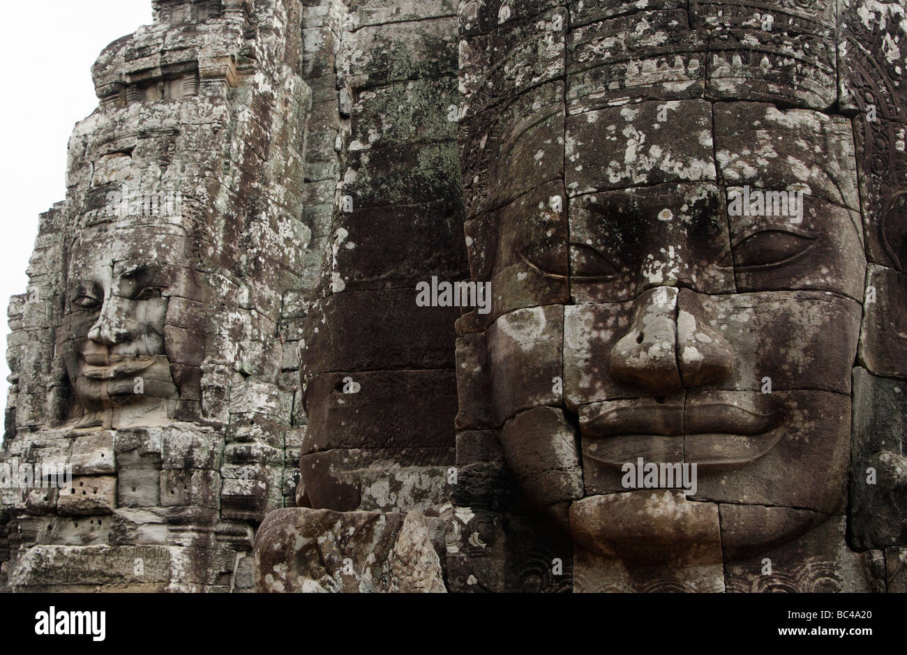 Due facce di pietra, tempio Bayon rovine, [Angkor Thom], Cambogia, [Southeast Asia] Foto Stock