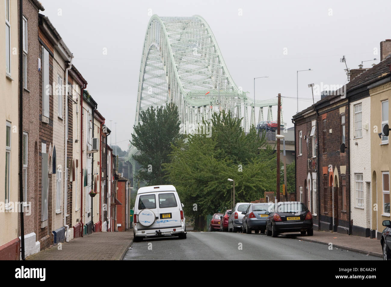 Silver Jubilee ponte attraversa il fiume Mersey e il Manchester Ship Canal a Runcorn gap tra di Runcorn e Widnes Cheshire. Foto Stock