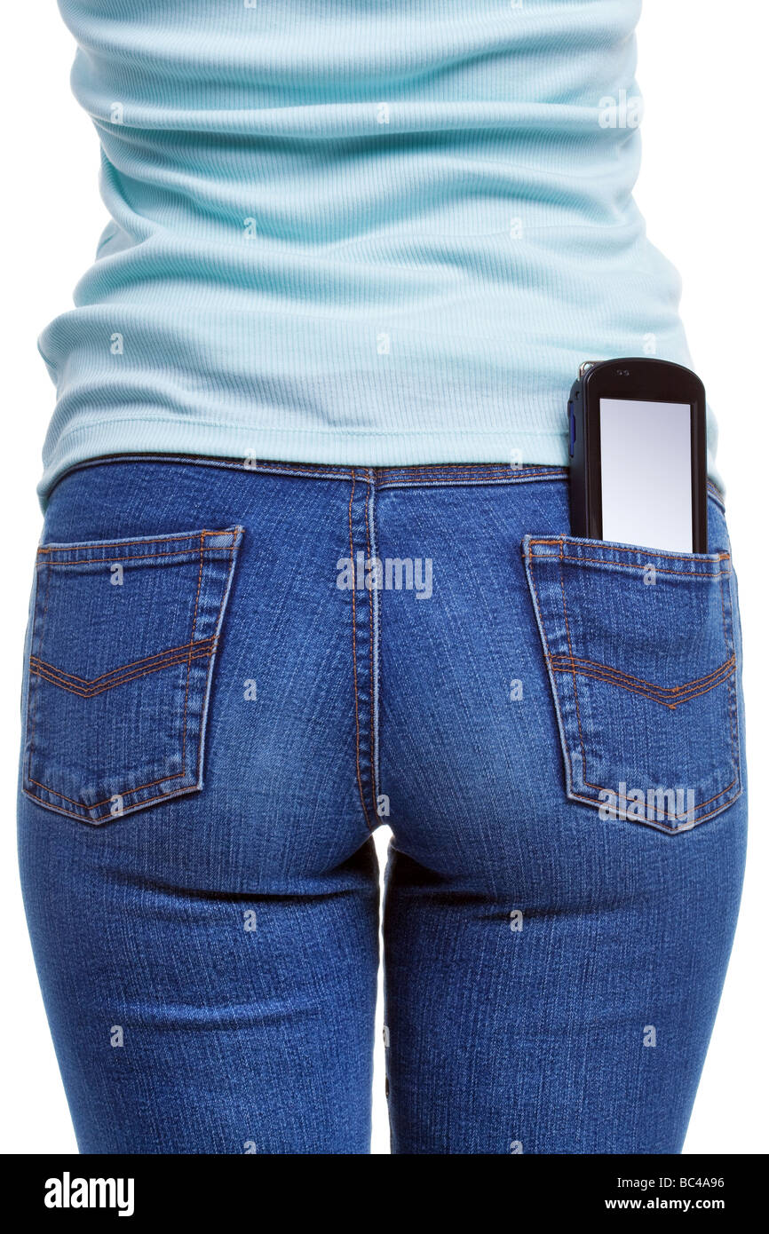 Uno smartphone in tasca posteriore di un womans jeans schermo vuoto con tracciato di ritaglio per voi per aggiungere il proprio messaggio o di design Foto Stock