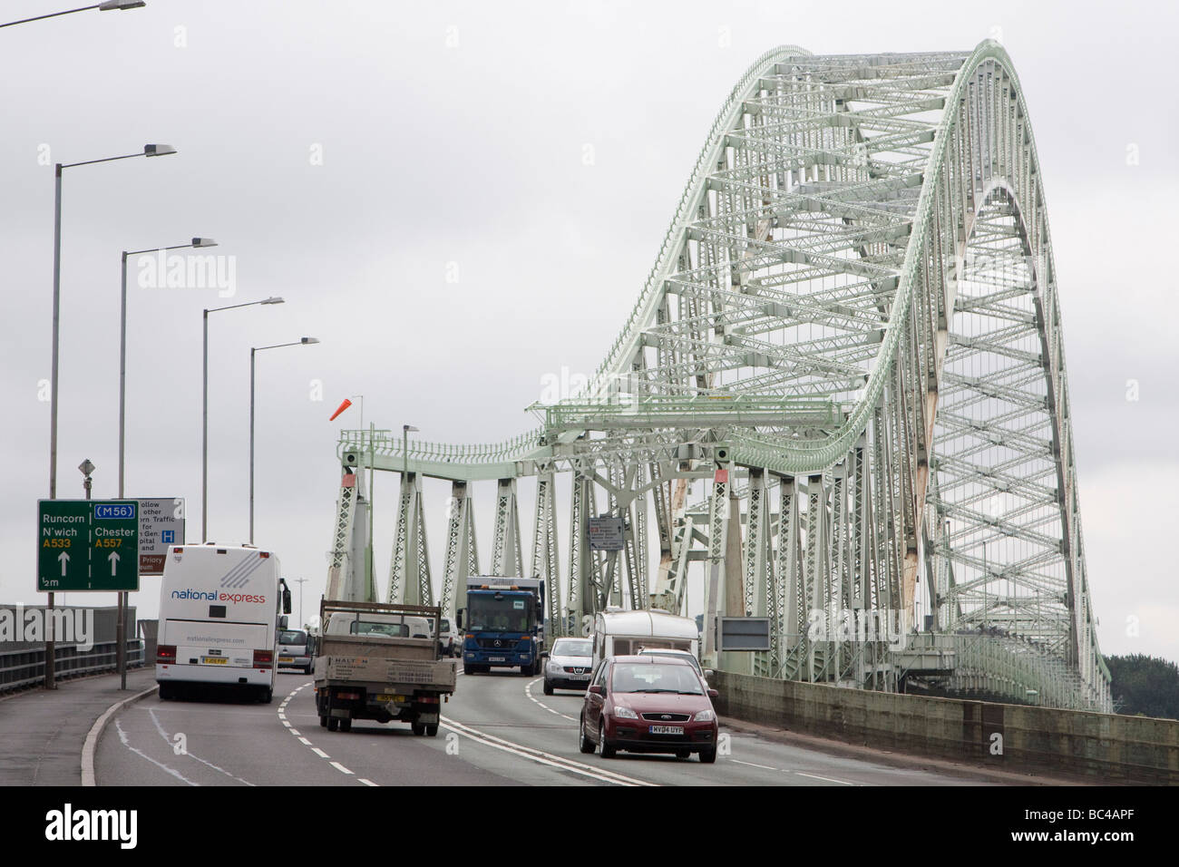Silver Jubilee ponte attraversa il fiume Mersey e il Manchester Ship Canal a Runcorn gap tra di Runcorn e Widnes Cheshire. Foto Stock