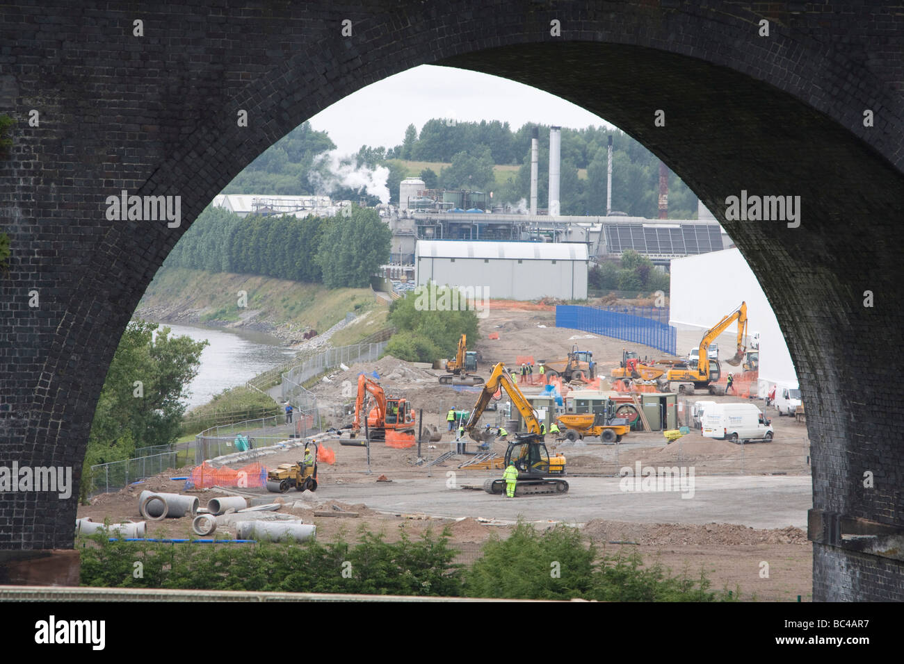 Vista da runcorn widnes attraverso il ponte di arco del ponte ferroviario al sito in costruzione cheshire england Regno unito Gb Foto Stock