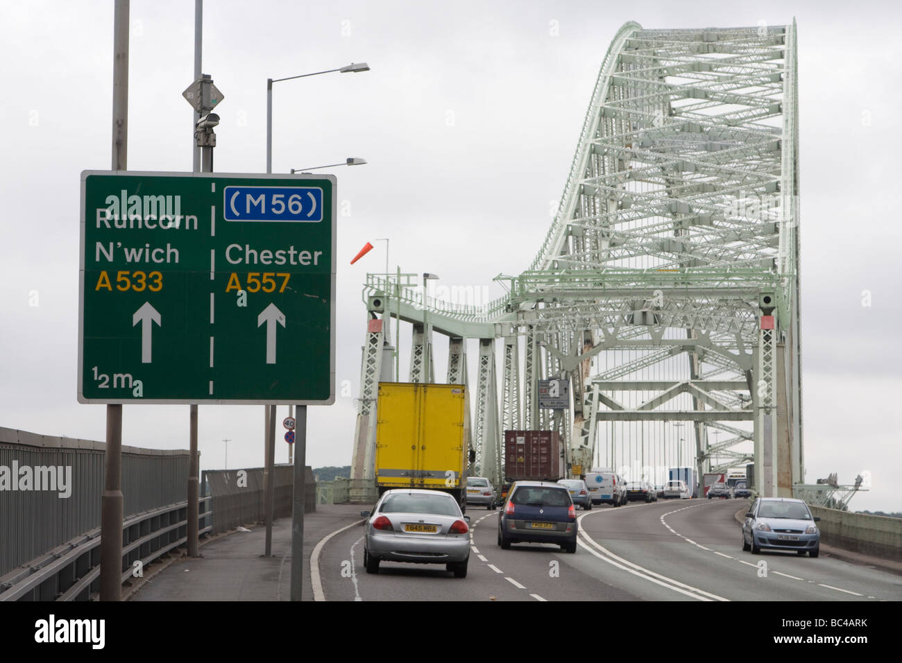 Silver Jubilee ponte attraversa il fiume Mersey e il Manchester Ship Canal a Runcorn gap tra di Runcorn e Widnes Cheshire. Foto Stock