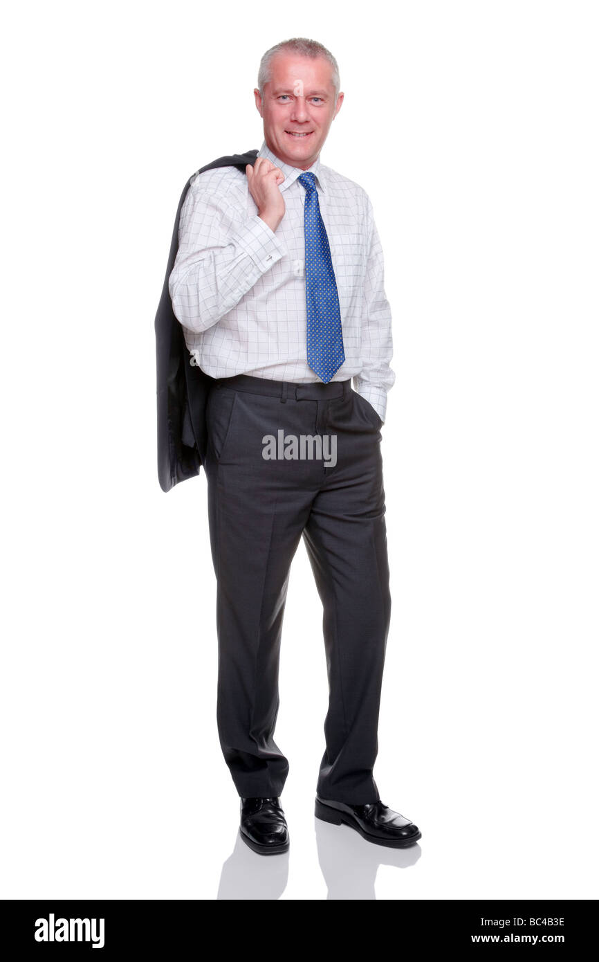 Un imprenditore maturo ritratto in piedi con la sua giacca sopra la sua spalla guardando la telecamera isolata su uno sfondo bianco Foto Stock