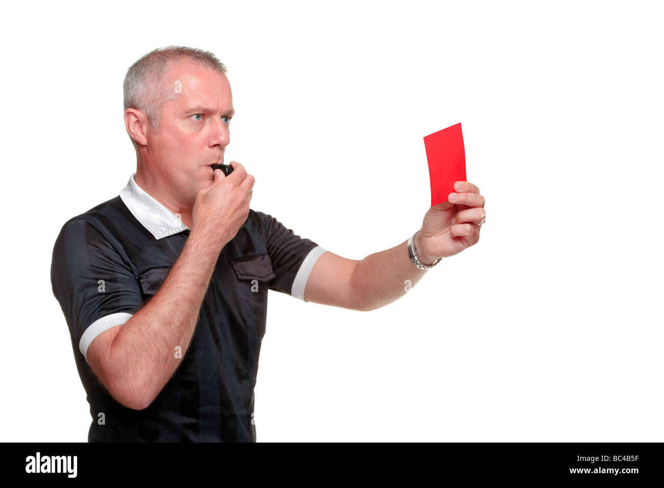Il profilo laterale di un arbitro che mostra il cartellino rosso isolato su uno sfondo bianco Foto Stock