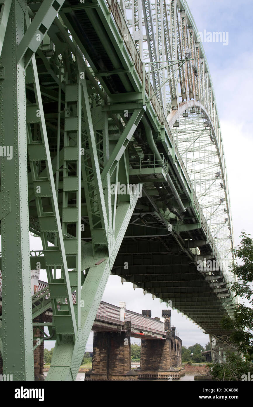 Silver Jubilee ponte attraversa il fiume Mersey e il Manchester Ship Canal a Runcorn gap tra di Runcorn e Widnes Cheshire. Foto Stock