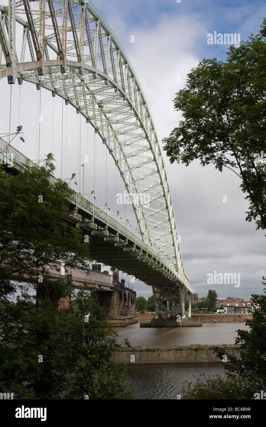 Silver Jubilee ponte attraversa il fiume Mersey e il Manchester Ship Canal a Runcorn gap tra di Runcorn e Widnes Cheshire. Foto Stock