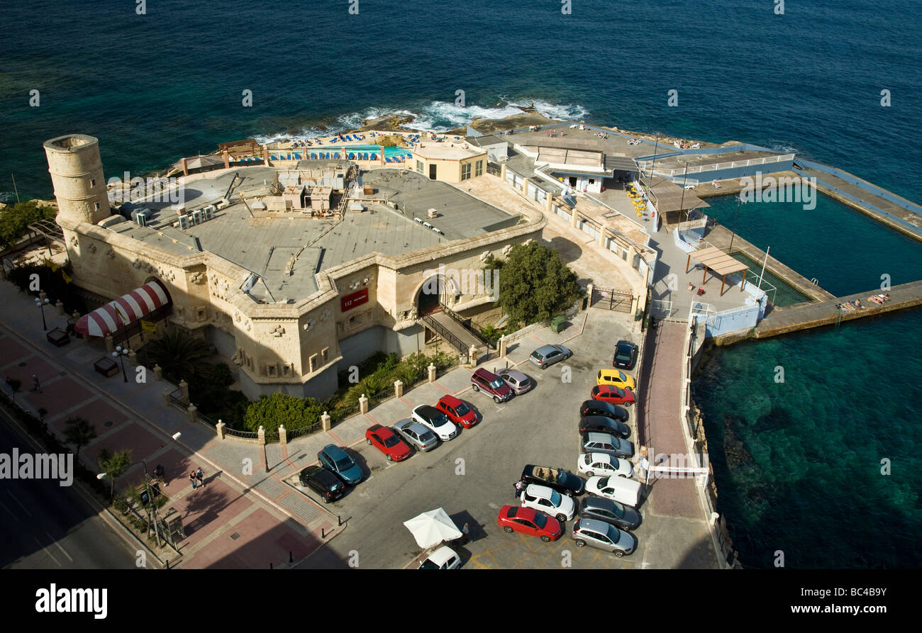 Uno dei vari 18thC fortificazioni lungo Tower Road, Sliema Malta, dell'UE. Foto Stock