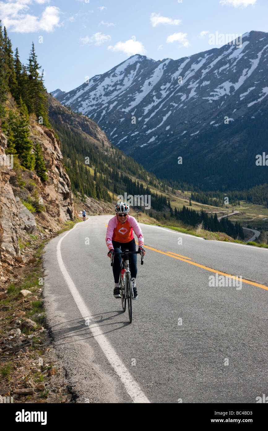 I ciclisti in sella fino indipendenza passano in Colorado durante la corsa annuale Rockies tour in bicicletta Foto Stock