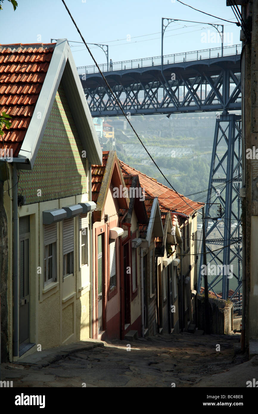 Il Dom Luis I Bridge come si vede dalla fine di una via Foto Stock