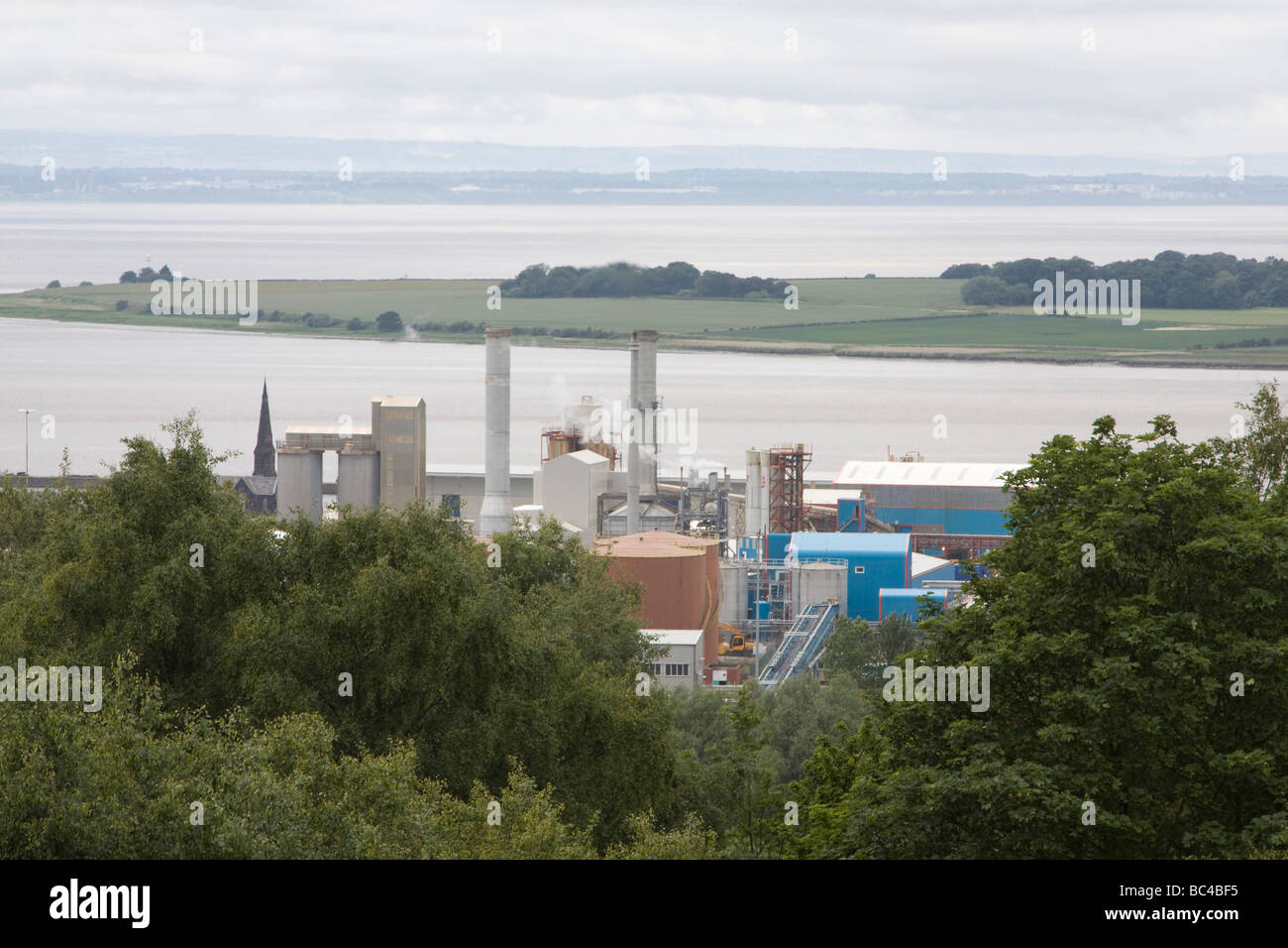 Vista dalla collina di runcorn oltre il fiume Mersey estuario e al di là di Inghilterra uk gb Foto Stock