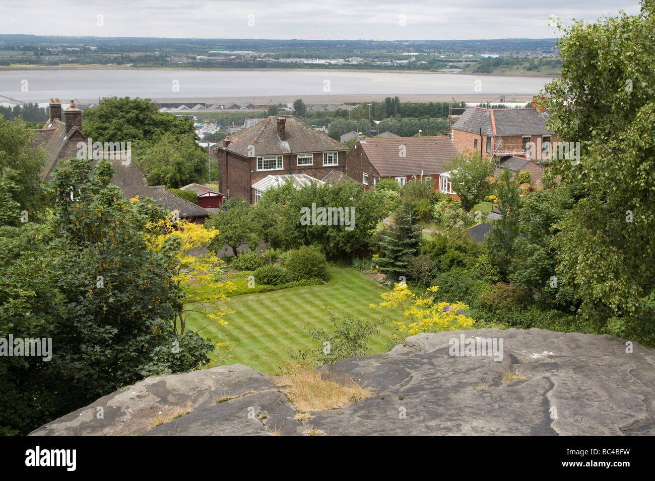 Vista dalla collina di runcorn oltre il fiume Mersey estuario e al di là di Inghilterra uk gb Foto Stock