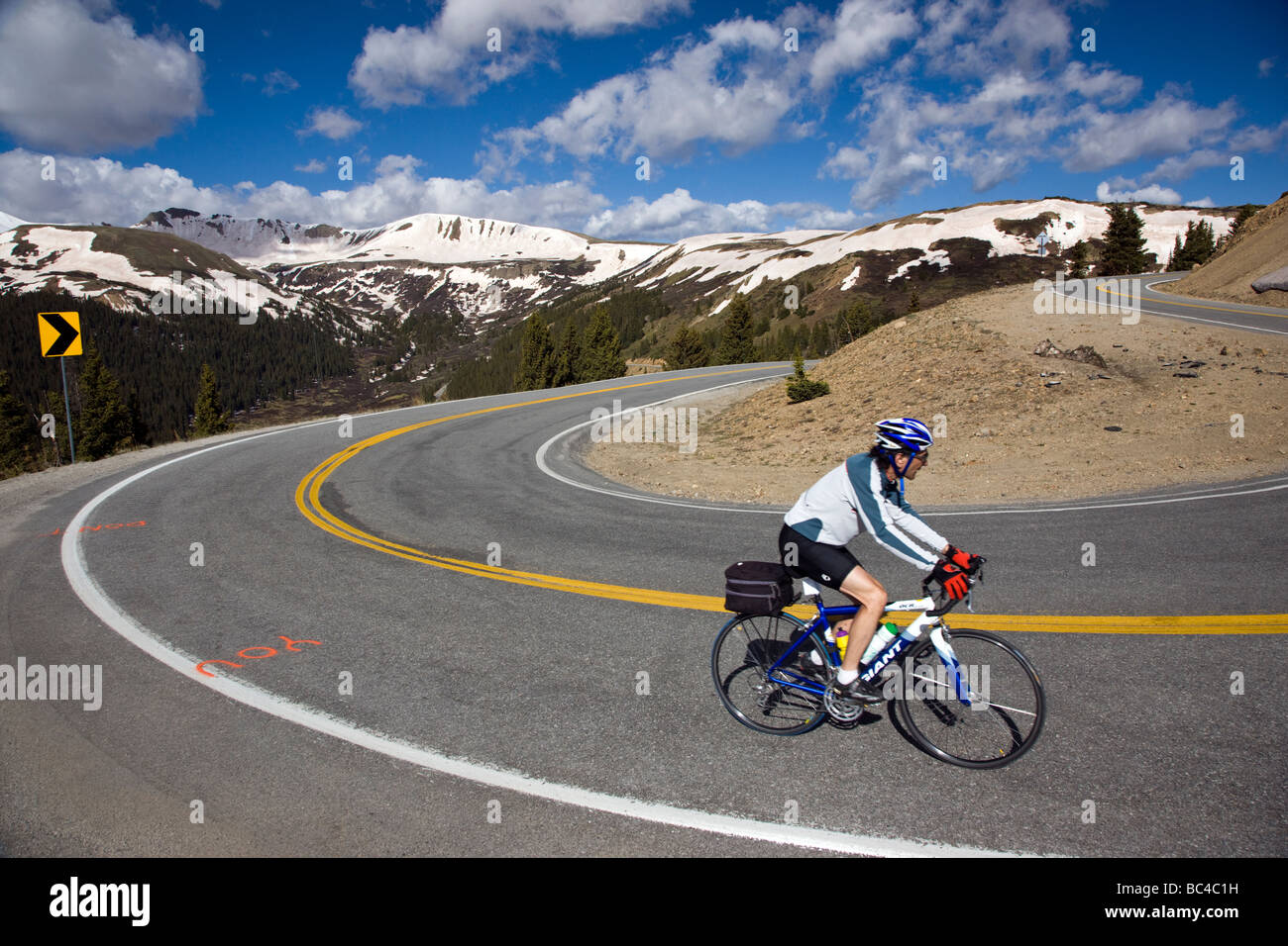 I ciclisti in sella fino indipendenza passano in Colorado durante la corsa annuale Rockies tour in bicicletta Foto Stock
