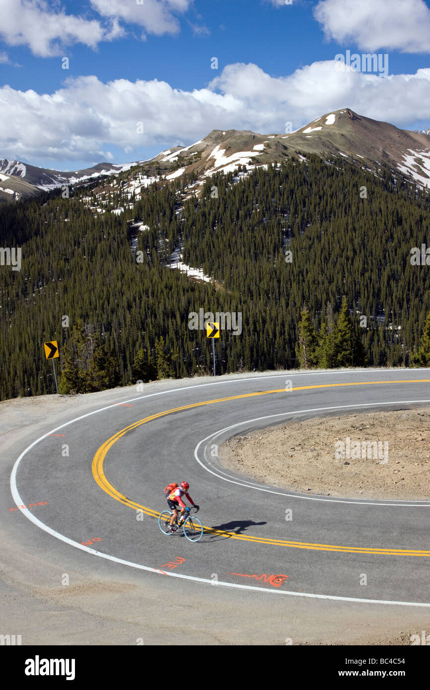 I ciclisti in sella fino indipendenza passano in Colorado durante la corsa annuale Rockies tour in bicicletta Foto Stock