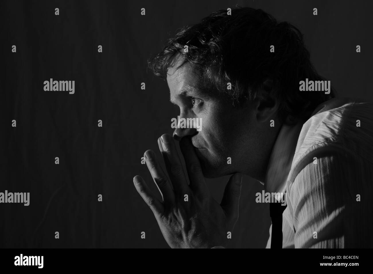 Un uomo con lo sguardo nella distanza Foto Stock