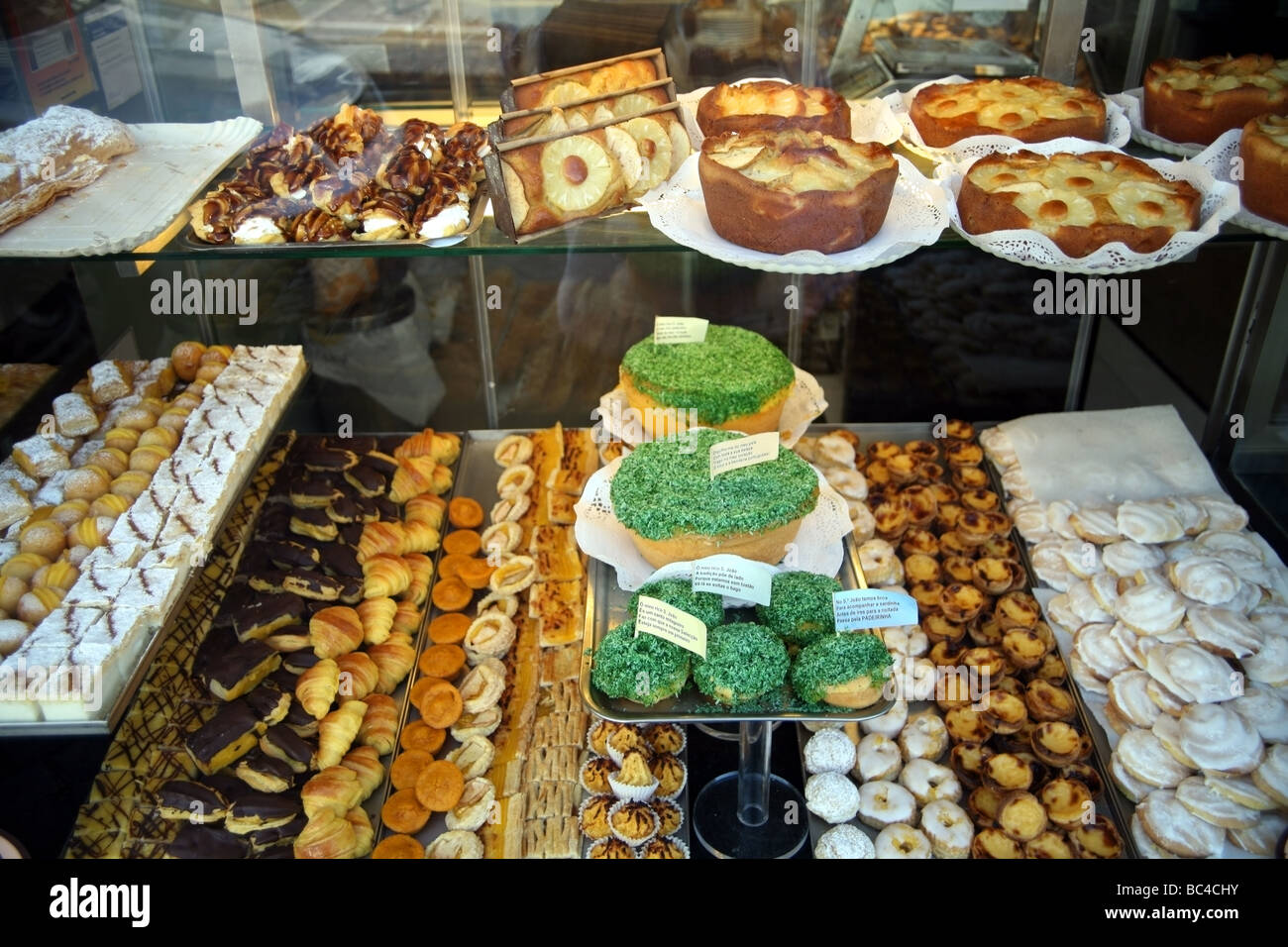 Torte in vetrina Porto Foto Stock