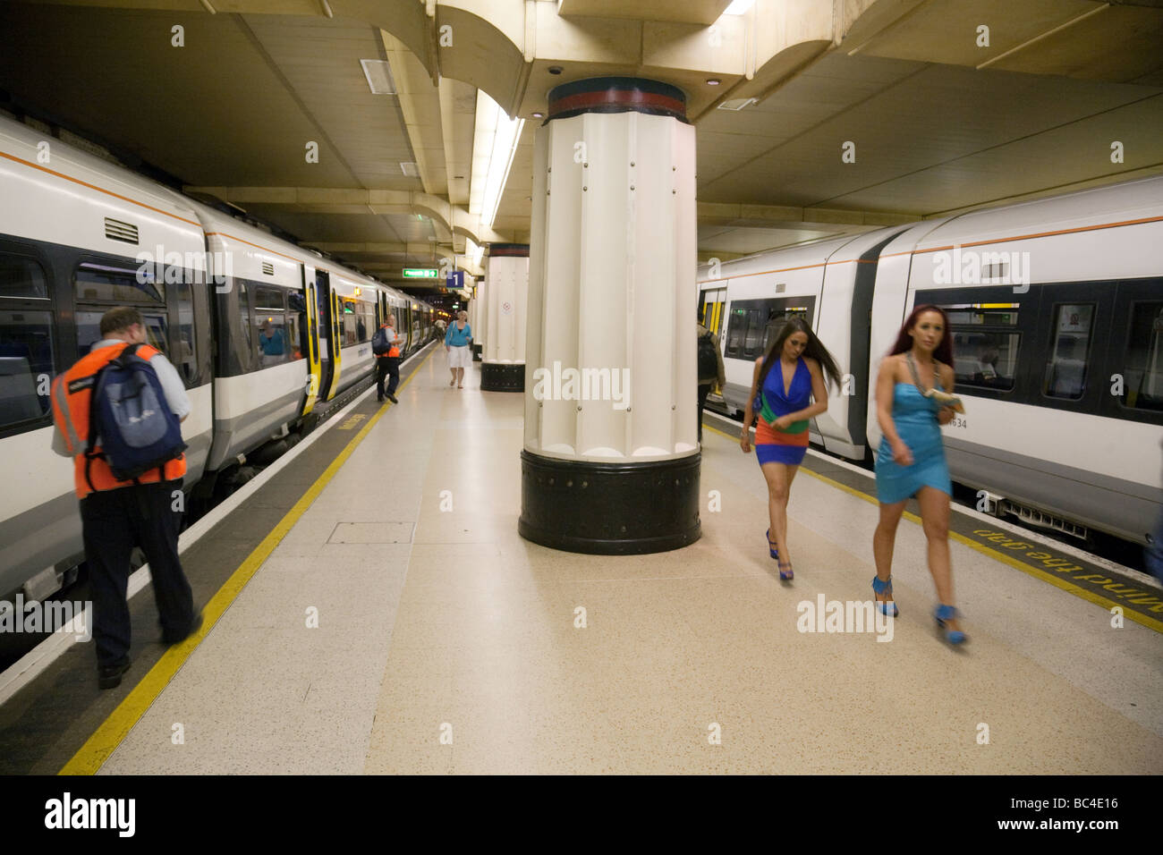 Pendolari sulla piattaforma, Charing Cross stazione ferroviaria, London, Regno Unito Foto Stock