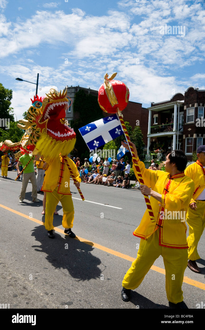I canadesi di discendenza cinese sfilando con il tradizionale draghi durante la Saint Jean Baptiste Le celebrazioni in Montreal Foto Stock