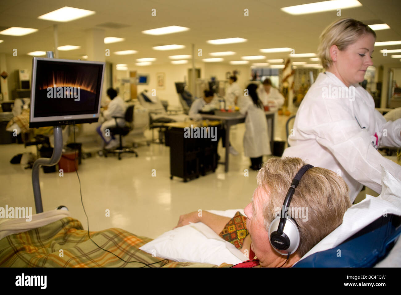 California la Croce Rossa tecnico delle piastrine nel sangue del donatore. Signor © Myrleen Pearson Foto Stock