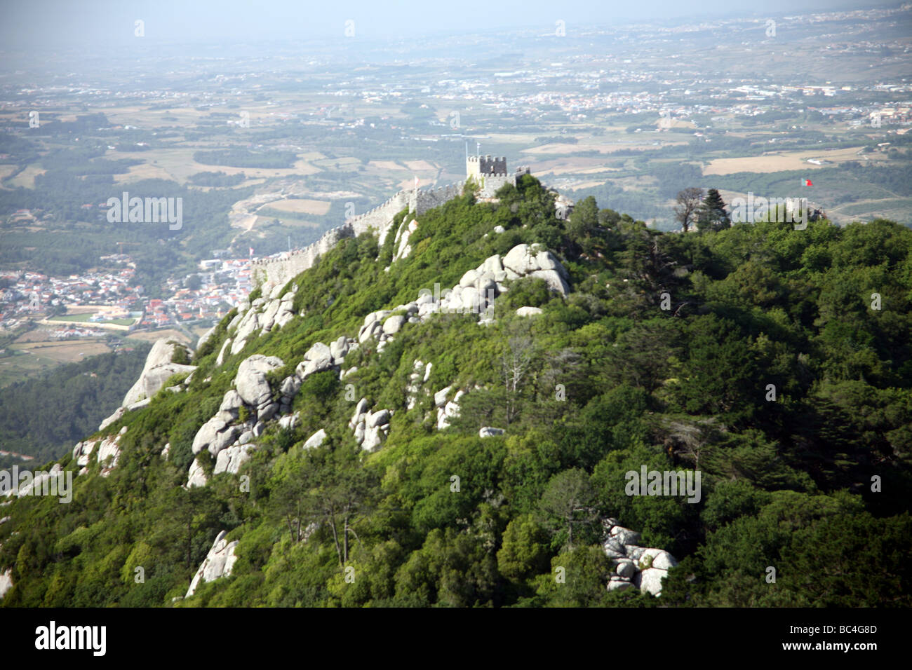 Vista dal Palacio da Pena di Sintra del Castelo dos Mouros, Sintra (Patrimonio Mondiale UNESCO), nei pressi di Lisbona Foto Stock