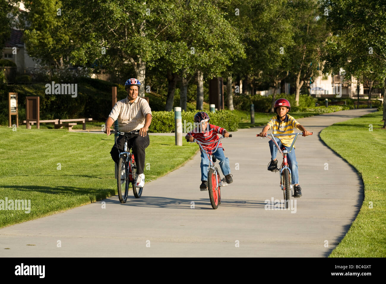 Padre bike biciclette Noleggio insieme all'esterno 6-7-8-9 anni anno Olds etnica California.casco Stati Uniti signor © Myrleen Pearson Foto Stock