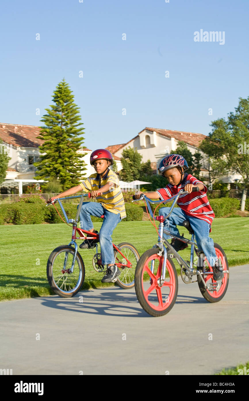 Bambino boys bike bike biciclette Noleggio al di fuori.attivo etnica giovane gente 6-7 anno 8-9 anni Stati Uniti Myrleen Pearson Foto Stock