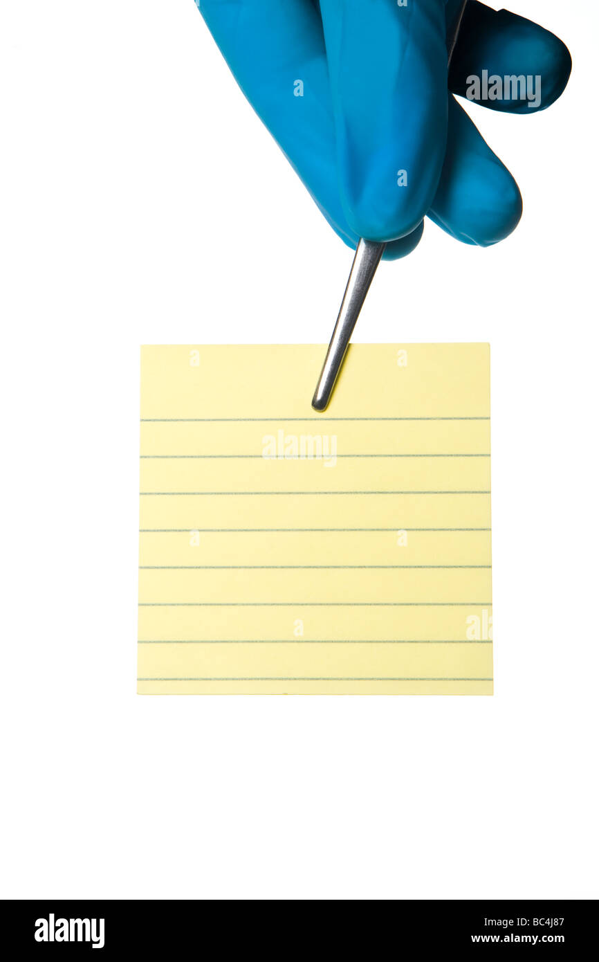 Rivestiti di post-it nota detenute dalla pinzetta di argento che s tenuto a mano in blu guanto chirurgico. Isolato su bianco. Foto Stock