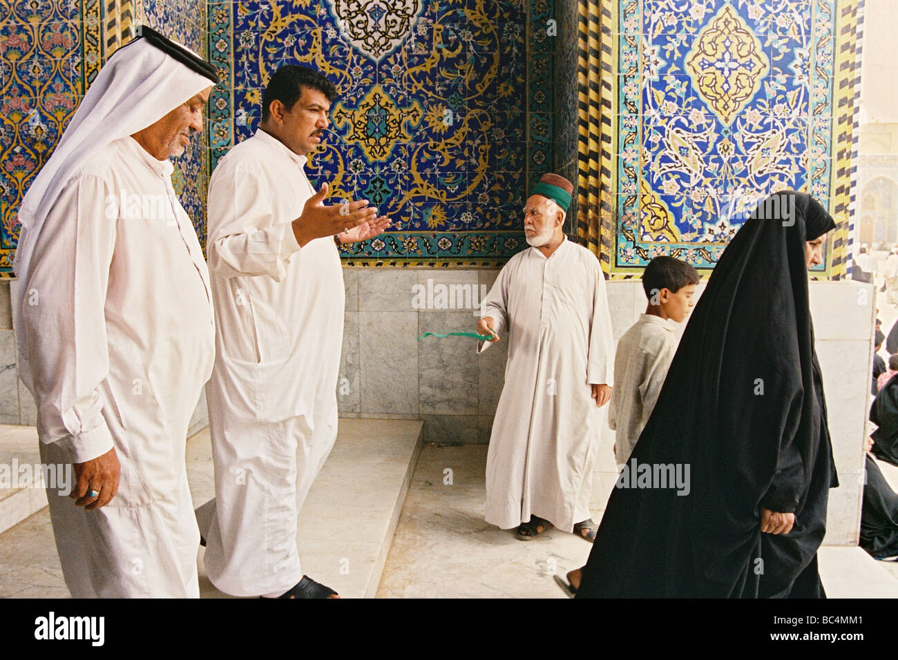 Adoratori inserendo l'Imam moschea Husayn e santuario durante il santo periodo di Ashura, a Kerbala, Iraq. Foto Stock