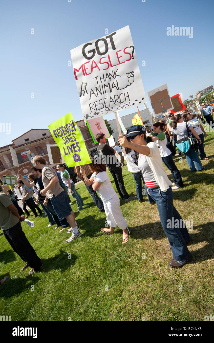 I partecipanti di un pro rally di ricerca presso la UCLA difendere l'uso degli animali nella ricerca biomedica sulla Giornata della Terra. Foto Stock