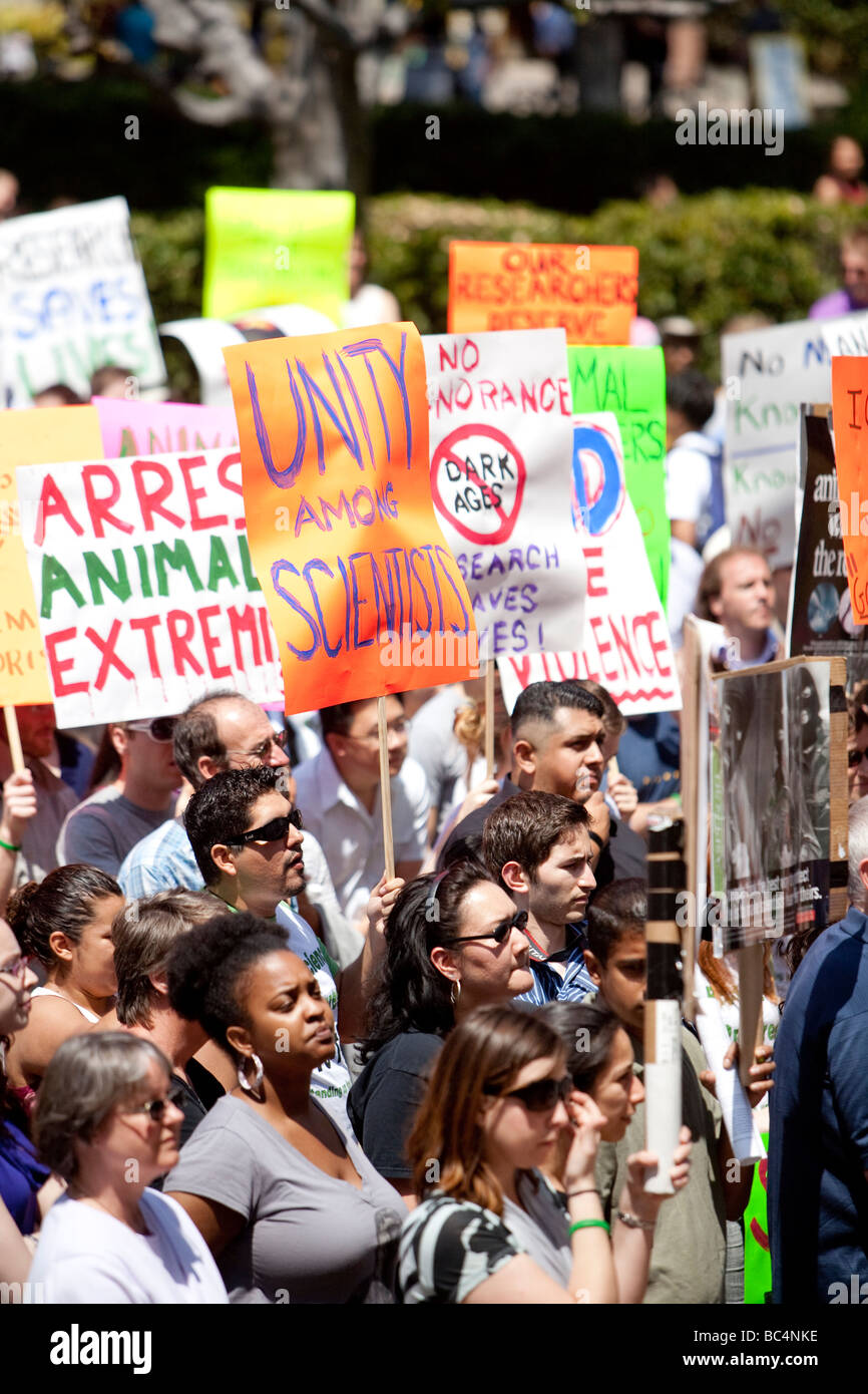 I partecipanti di un pro rally di ricerca presso la UCLA difendere l'uso degli animali nella ricerca biomedica sulla Giornata della Terra. Foto Stock