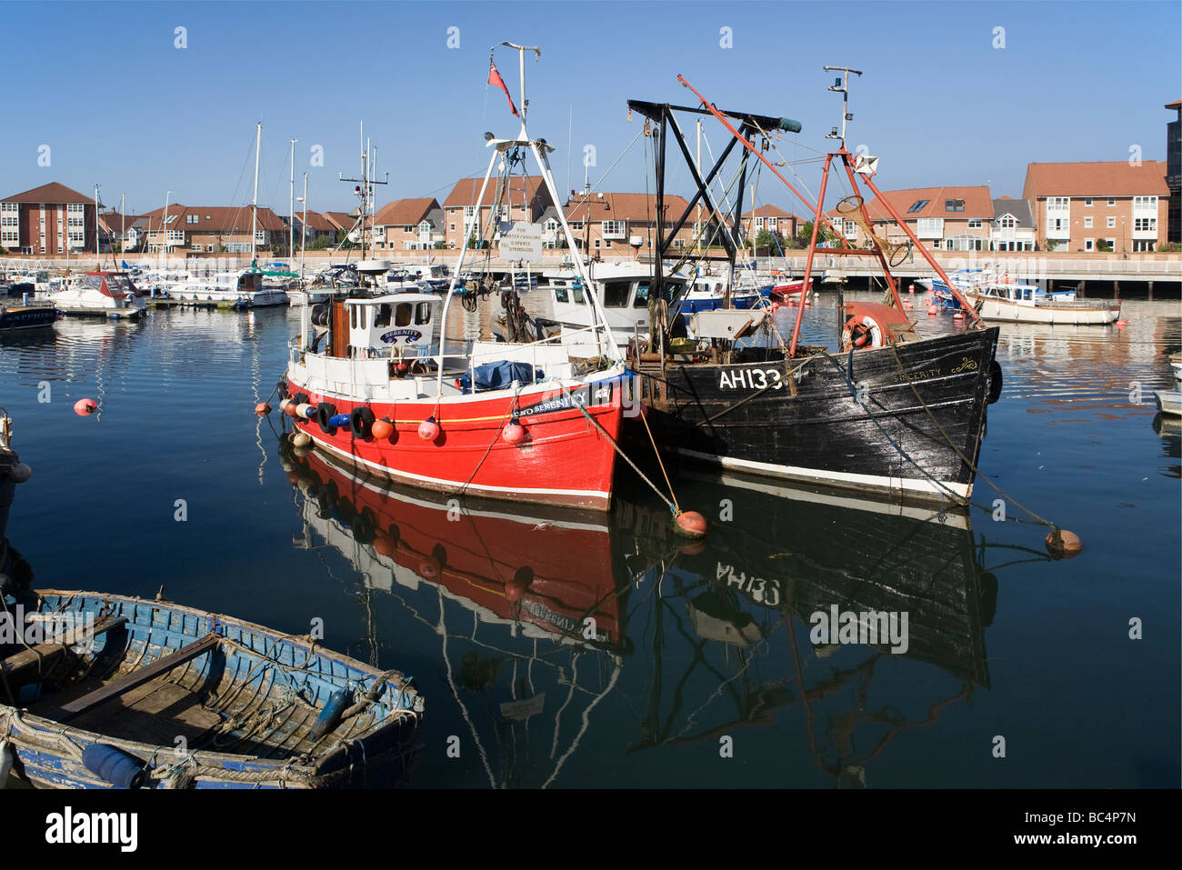 Due barche da pesca e di un bando di gara, Roker Marina, Sunderland, England, Regno Unito Foto Stock