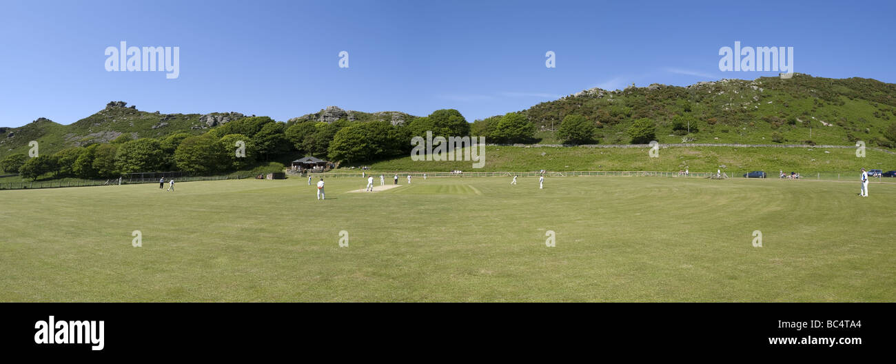 Una partita di cricket a lynton cricket club nella valle delle rocce lynton devon Foto Stock