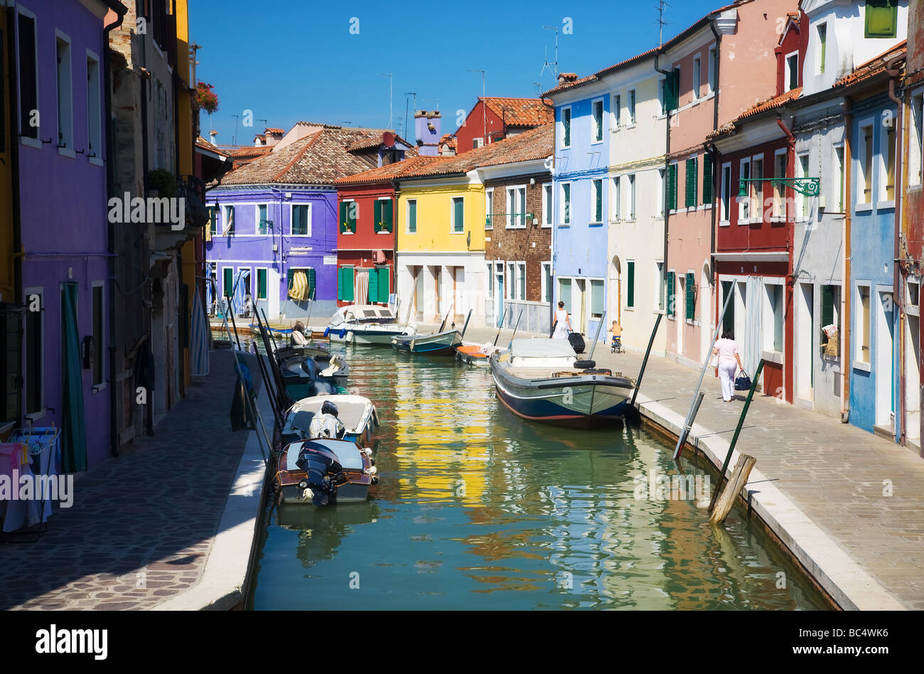 Piccolo Canale a Venezia Italia variopinti edifici tradizionali Foto Stock