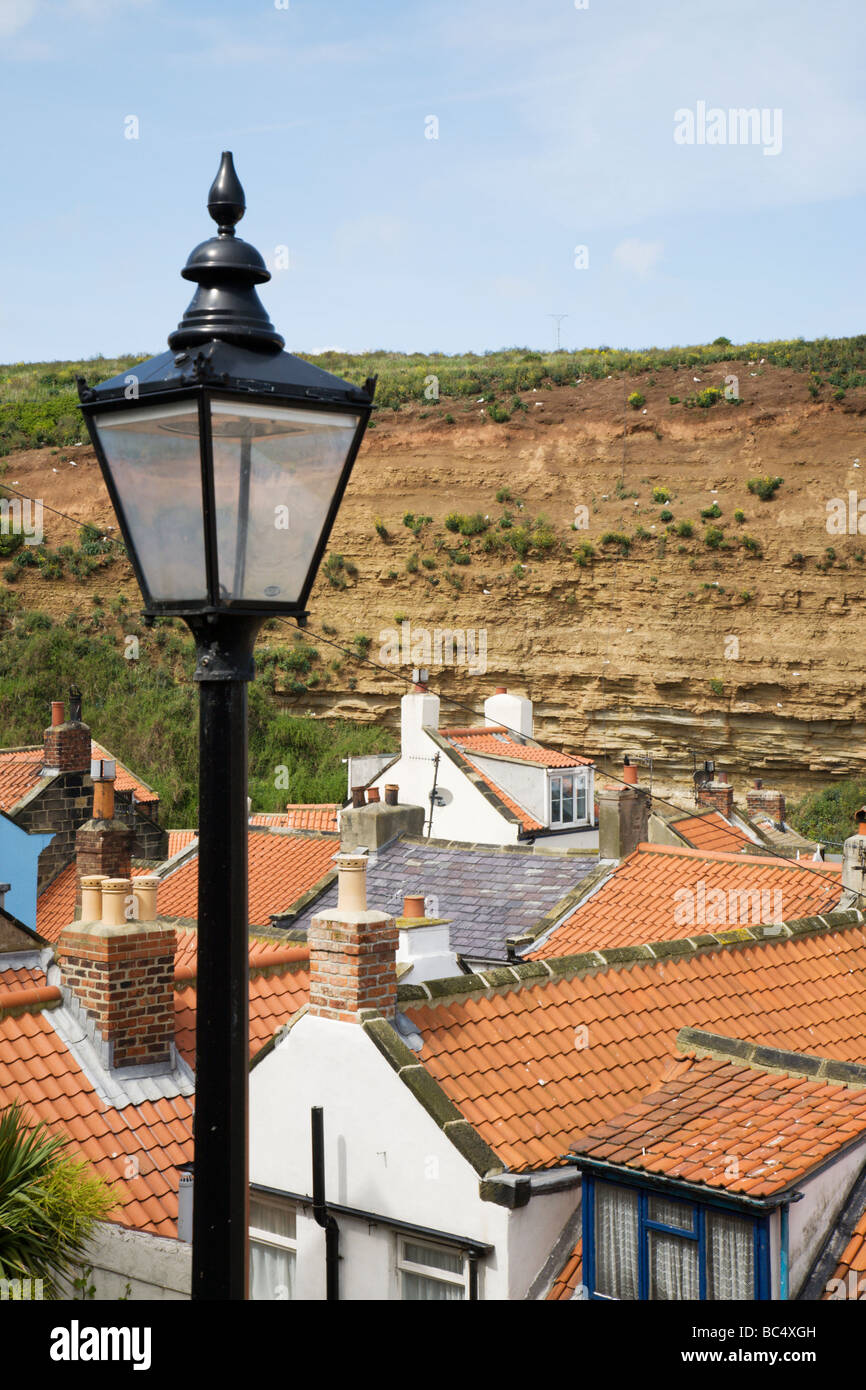 Un lampione e villaggio Staithes tetti, North Yorkshire, Inghilterra, Regno Unito. Foto Stock