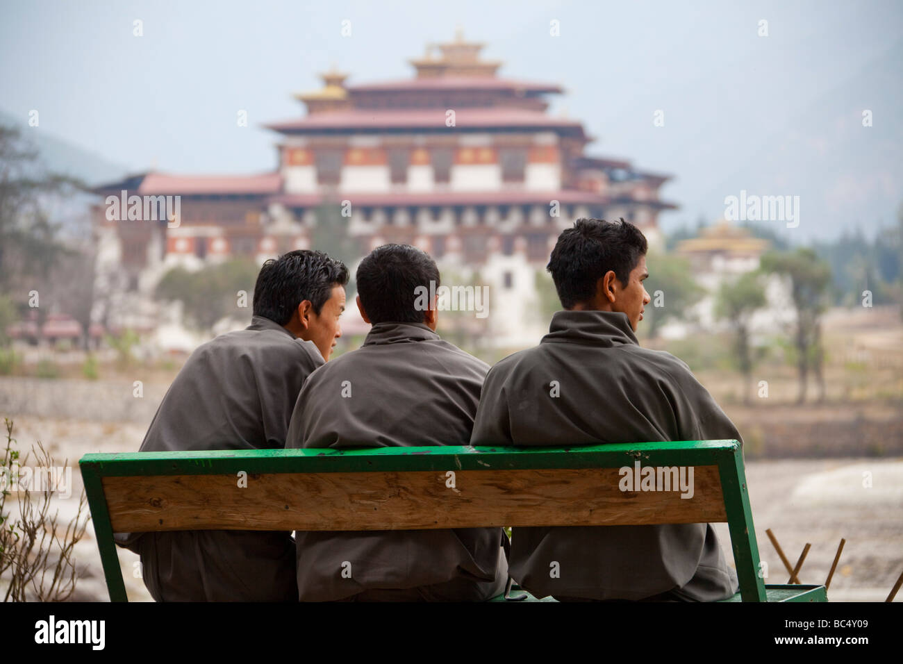 Giovane debuttante monaci gli studenti in grigio unifiorms fuori Punakha Dzong monastero . 91596 orizzontale Bhutan-Punakha Foto Stock