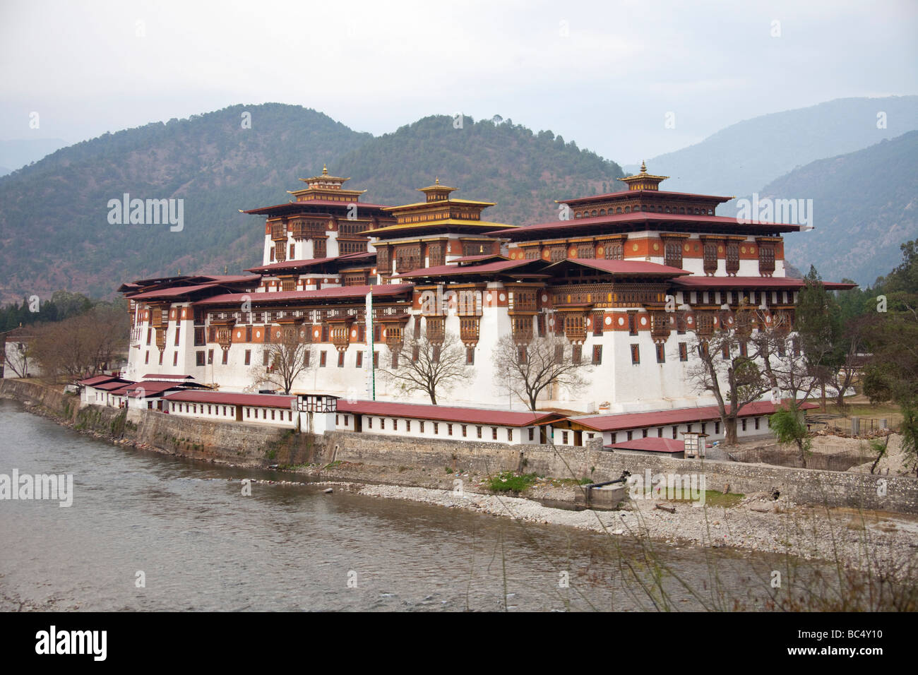 Confluenza del fiume Pho Chu e il fiume Mo Chu (Phochhu , Mochhu) con Punakha Dzong.91597 Orizzontale Bhutan-Punakha Foto Stock