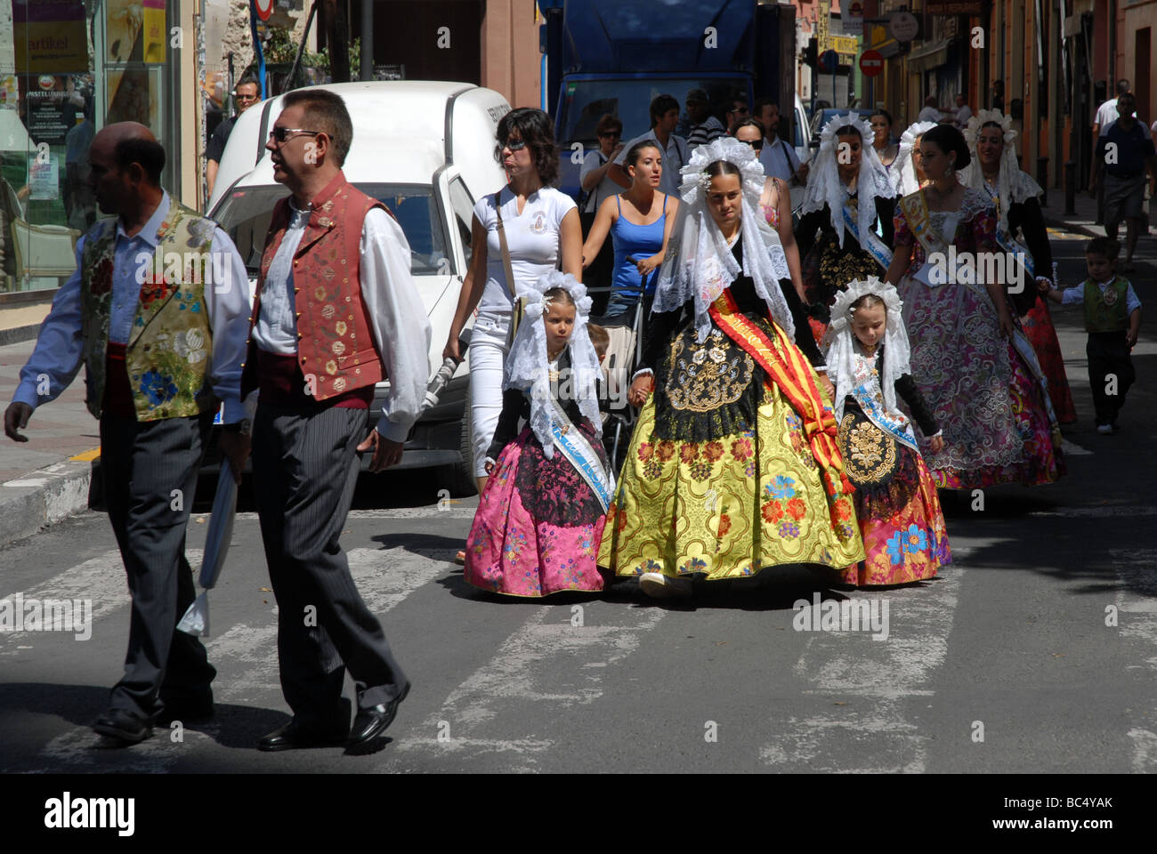 Processione di strada durante il San Juan Fiesta, Alicante, Comunidad Valenciana, Spagna Foto Stock