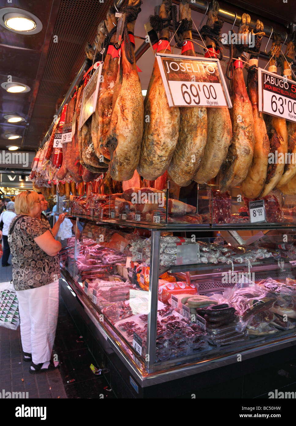 Pressione di stallo di carne del mercato La Boqueria hall Catalunya Barcellona Spagna Foto Stock