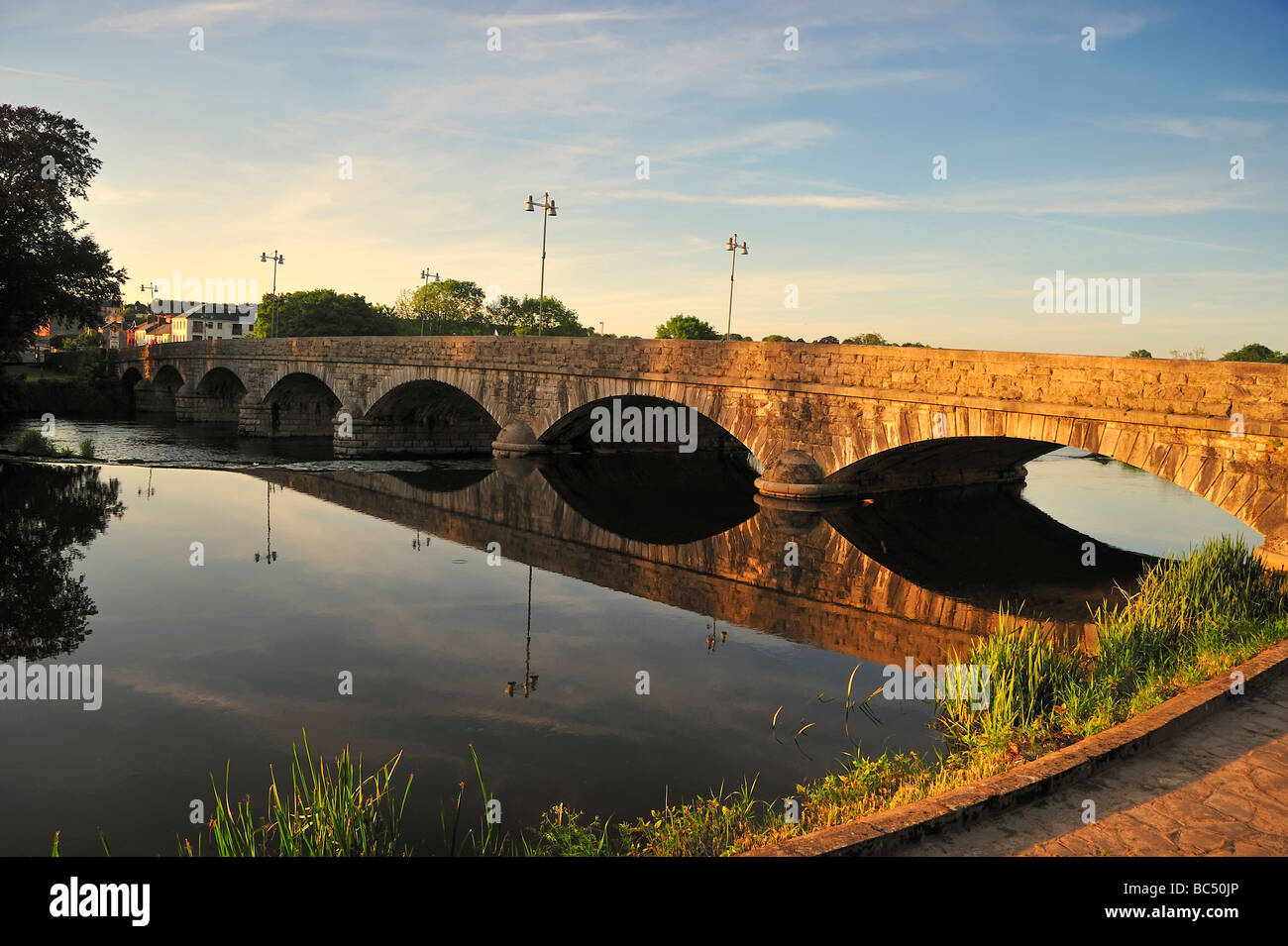 Ponte di architettura della città di fiume di acqua natura paesaggistica esterna all'aperto di riflessione a Fermoy Cork in Irlanda eire Foto Stock